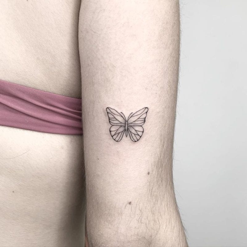 Tattoo Maripoza minimalista